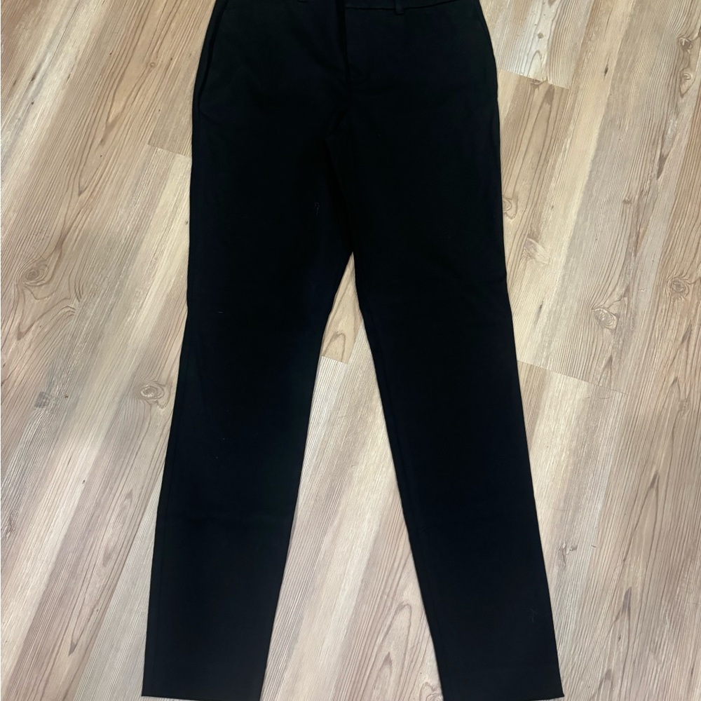 Old Navy Women's Black Pixie Pants
Size 10 
New with tags